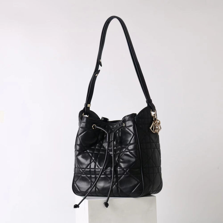 質感真皮|2025新款羊皮菱格抽繩水桶包大容量腋下包百搭質感單肩斜挎手提包「X8303 D8305」25.08-2