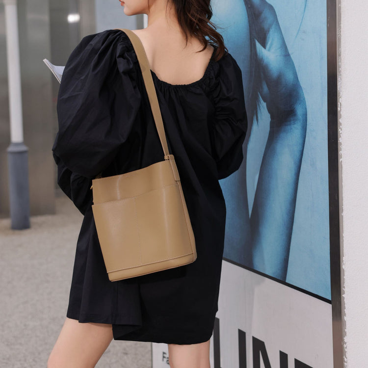 質感真皮|2024年春季新款牛皮休閒時尚簡約水桶包真皮百搭單肩腋下包女「6577」24.02-2