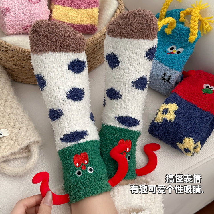 女襪|珊瑚絨襪子女秋冬季搞怪卡通可愛中筒襪加絨加厚蓄熱保暖睡眠襪「D25865」25.11-4