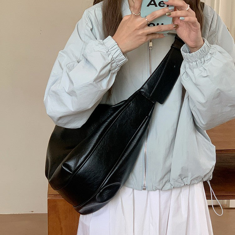 日韓流行 | 軟皮大容量黑色餃子包包女2025新款復古通勤休閒單肩斜挎托特包「D9023」25.08-2