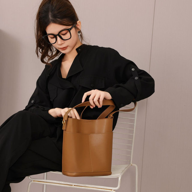 質感真皮|2024年春季新款牛皮休閒時尚簡約水桶包真皮百搭單肩腋下包女「6577」24.02-2