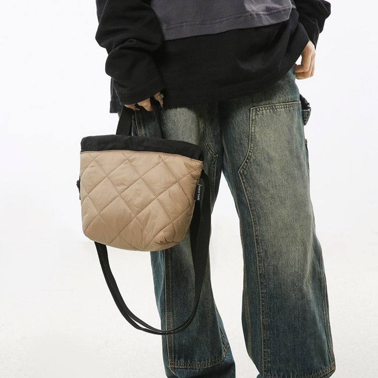 致青春|高級感秋冬新款斜背包加厚菱格繡線肩背包通勤休閒抽繩水桶手機包「285-118」25.11-3