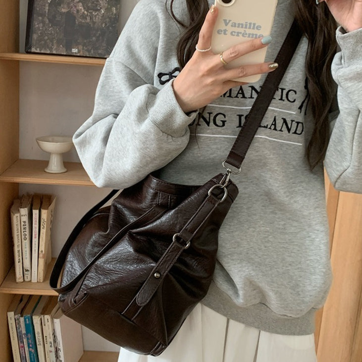 日韓流行|大容量包包女百搭學院風單肩包黑色通勤軟皮托特包休閒斜挎包包「D8996」25.11-3