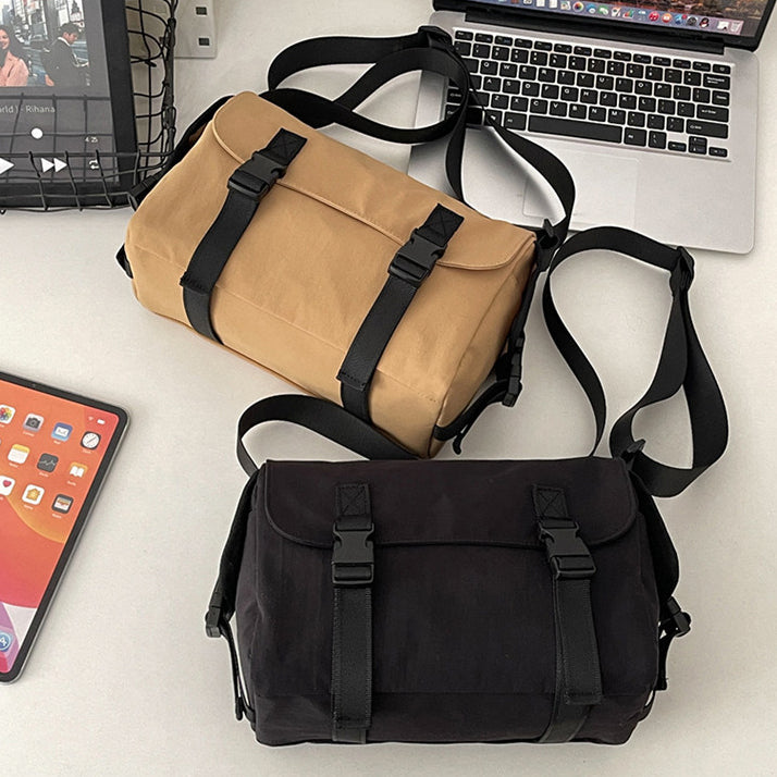 致青春|街頭潮流郵差包大容量帥氣潮牌韓系工裝包簡約慵懶風單肩斜挎包「907-123」25.04-1