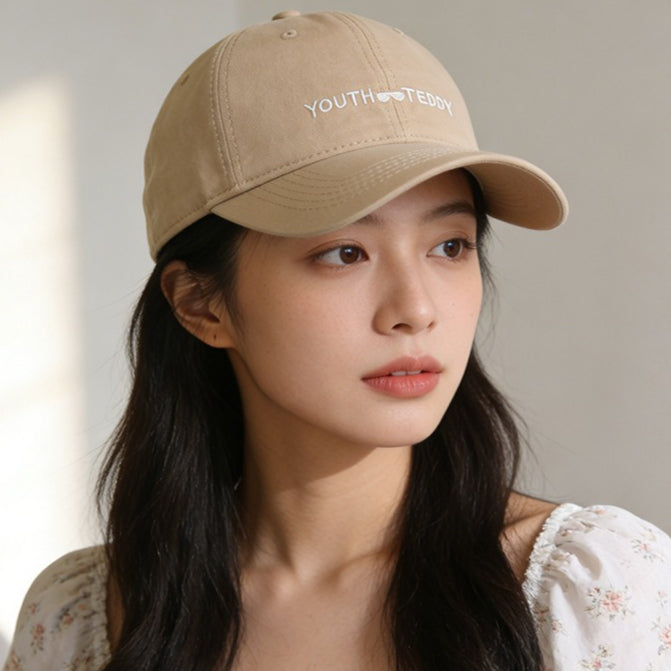流行帽子|韓版大頭圍刺繡軟頂帽子女休閒潮牌鴨舌帽情侶街頭顯臉小鴨舌帽男「C5901」25.12-2