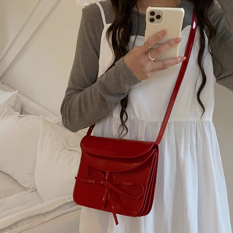 日韓流行|韓國小眾設計包包女2024新款時尚紅色亮面蝴蝶結小方包高級感百搭斜背包「9319#」24.04-1