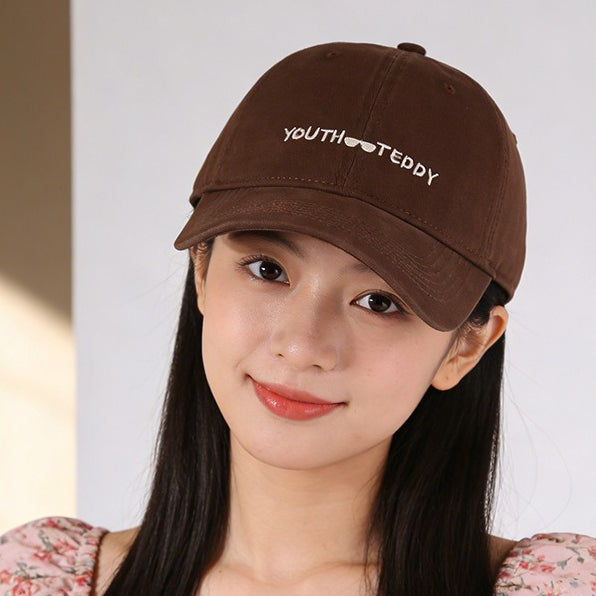 流行帽子｜韓版大頭圍刺繡軟頂帽子女休閒潮牌鴨舌帽情侶街頭顯臉小鴨舌帽男「C5901」25.12-2