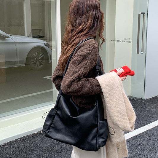 日韓流行｜韓版大容量托特包女2025秋冬打結復古慵懶軟皮質感單肩斜挎包「D9042」25.11-1