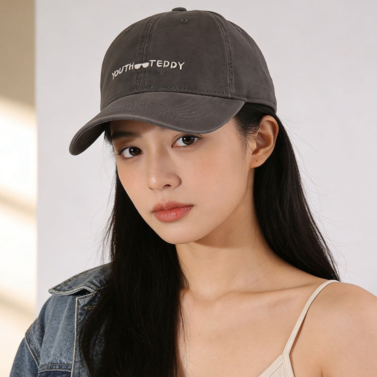 流行帽子｜韓版大頭圍刺繡軟頂帽子女休閒潮牌鴨舌帽情侶街頭顯臉小鴨舌帽男「C5901」25.12-2