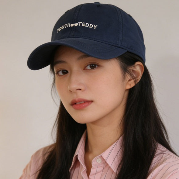 流行帽子｜韓版大頭圍刺繡軟頂帽子女休閒潮牌鴨舌帽情侶街頭顯臉小鴨舌帽男「C5901」25.12-2