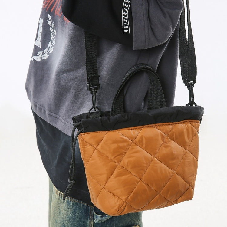 致青春｜高級感秋冬新款斜背包加厚菱格繡線肩背包通勤休閒抽繩水桶手機包「285-118」25.11-3