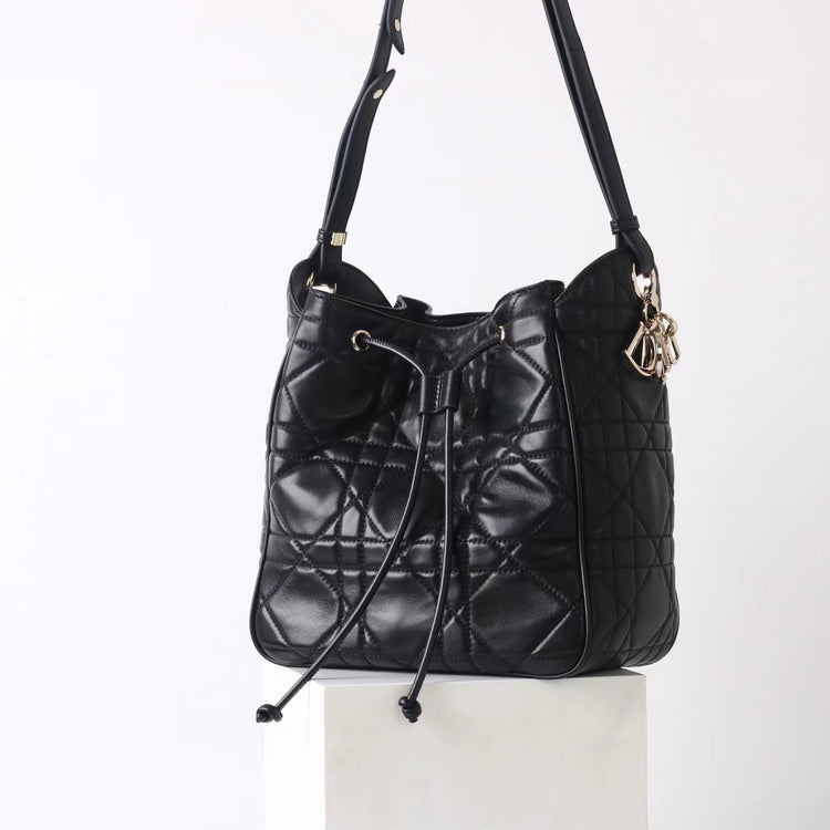 質感真皮｜2025新款羊皮菱格抽繩水桶包大容量腋下包百搭質感單肩斜挎手提包「X8303 D8305」25.08-2