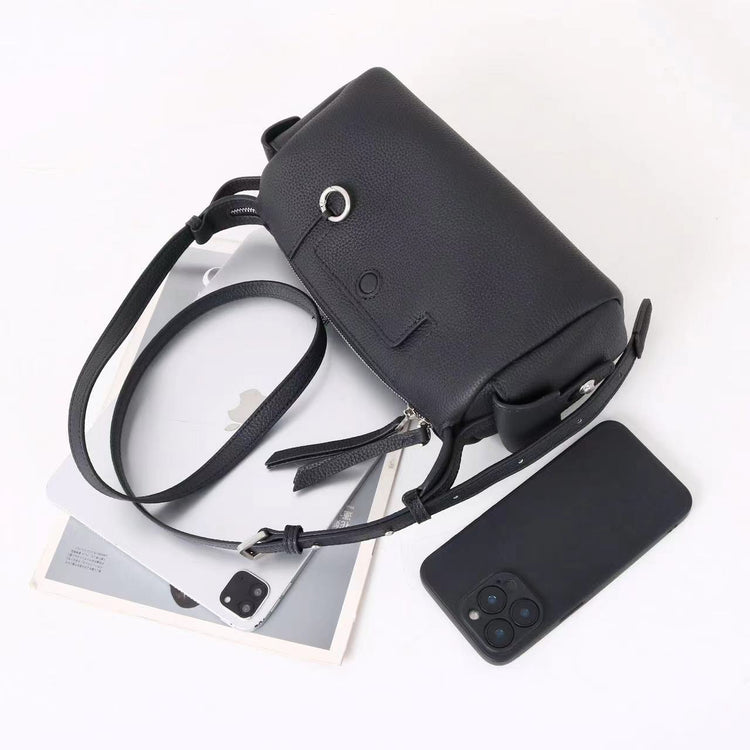 質感真皮｜2025新款輕奢小眾高級感頭層牛皮枕頭相機包輕便簡約通勤百搭單肩包「OS53107」25.11-3