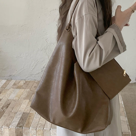 日韓流行｜2025新款秋冬ins休閒百搭通勤大容量軟皮托特包學生上課單肩包女「H8906」25.11-2