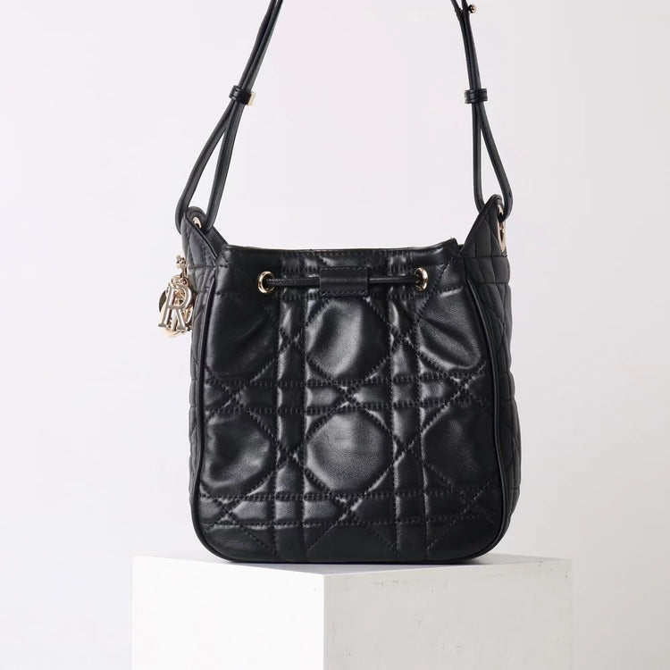 質感真皮｜2025新款羊皮菱格抽繩水桶包大容量腋下包百搭質感單肩斜挎手提包「X8303 D8305」25.08-2