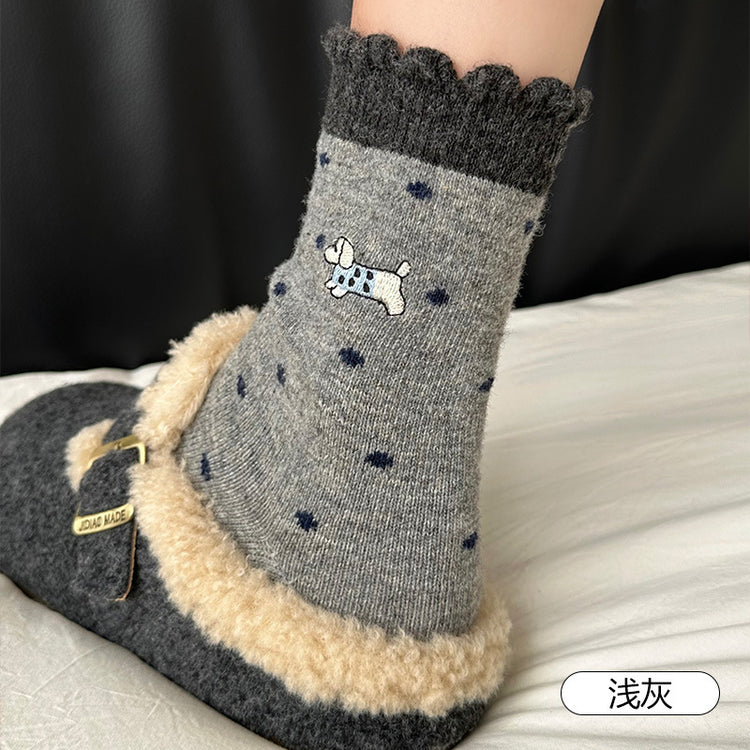 女襪｜羊毛襪子女秋冬加厚保暖卡通刺繡毛中筒襪韓系ins潮花邊堆堆襪「AM25122」25.12-2