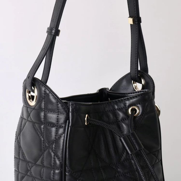 質感真皮｜2025新款羊皮菱格抽繩水桶包大容量腋下包百搭質感單肩斜挎手提包「X8303 D8305」25.08-2