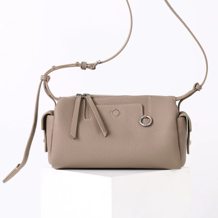 質感真皮｜2025新款輕奢小眾高級感頭層牛皮枕頭相機包輕便簡約通勤百搭單肩包「OS53107」25.11-3