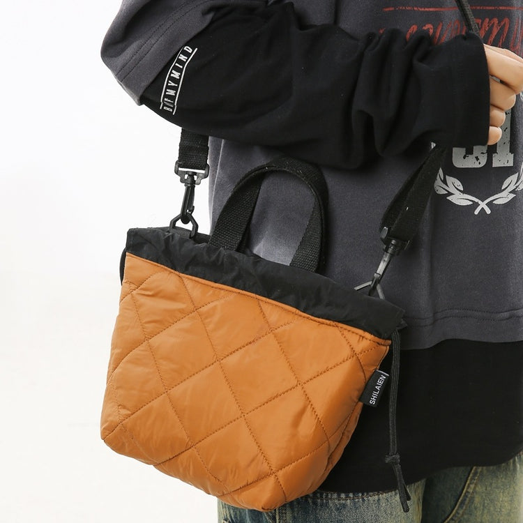 致青春｜高級感秋冬新款斜背包加厚菱格繡線肩背包通勤休閒抽繩水桶手機包「285-118」25.11-3