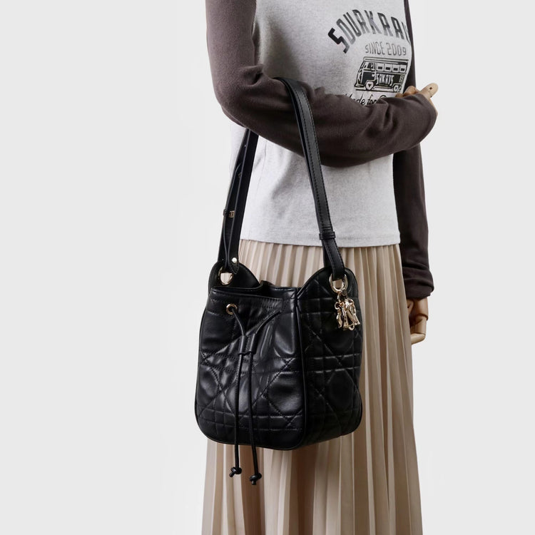 質感真皮｜2025新款羊皮菱格抽繩水桶包大容量腋下包百搭質感單肩斜挎手提包「X8303 D8305」25.08-2