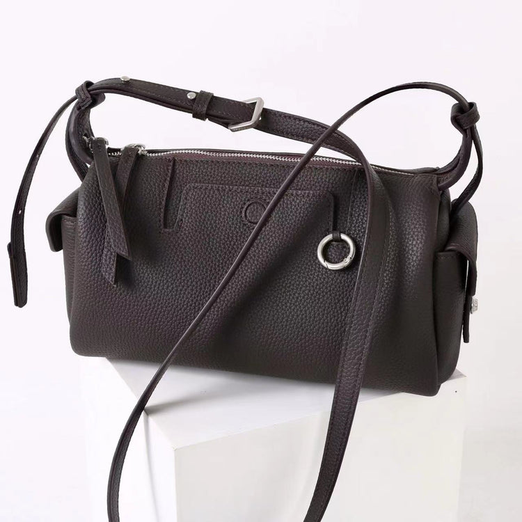 質感真皮｜2025新款輕奢小眾高級感頭層牛皮枕頭相機包輕便簡約通勤百搭單肩包「OS53107」25.11-3