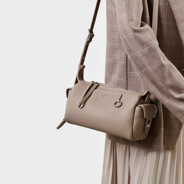 質感真皮｜2025新款輕奢小眾高級感頭層牛皮枕頭相機包輕便簡約通勤百搭單肩包「OS53107」25.11-3