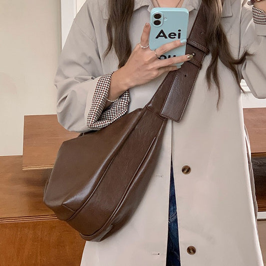 日韓流行 | 軟皮大容量黑色餃子包包女2025新款復古通勤休閒單肩斜挎托特包「D9023」25.08-2