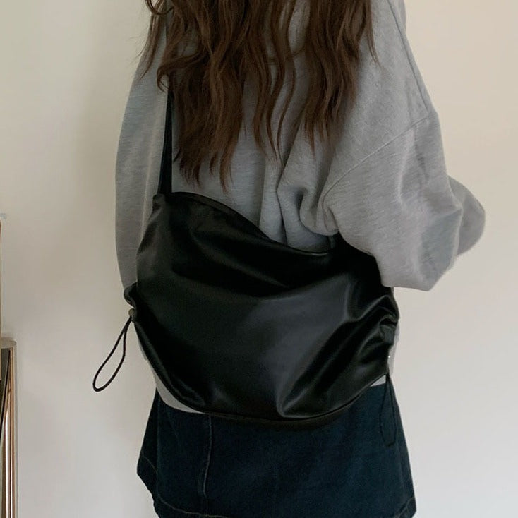 日韓流行｜韓版包包女大容量2025新款褶皺托特包質感休閒通勤寬肩帶斜挎包「M8837」25.10-4