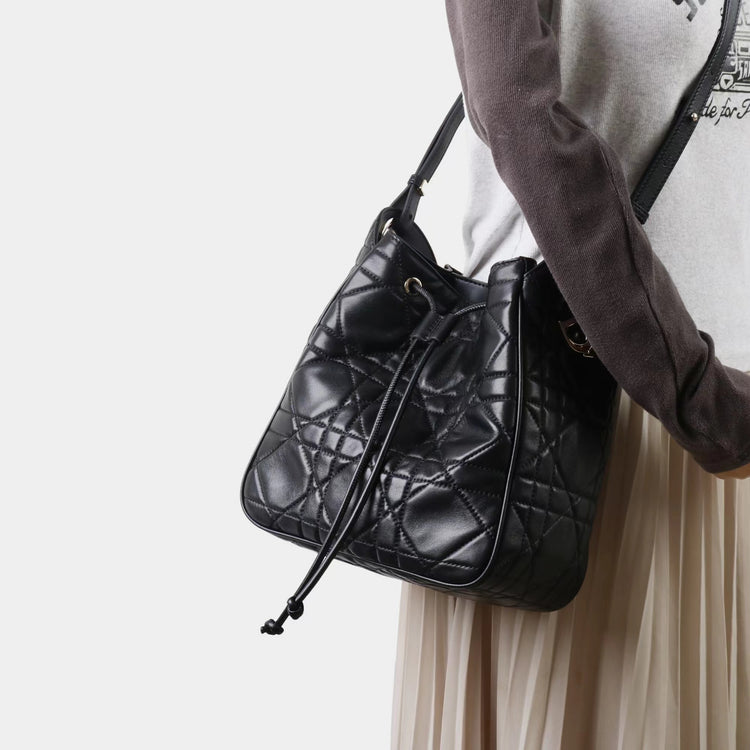 質感真皮｜2025新款羊皮菱格抽繩水桶包大容量腋下包百搭質感單肩斜挎手提包「X8303 D8305」25.08-2