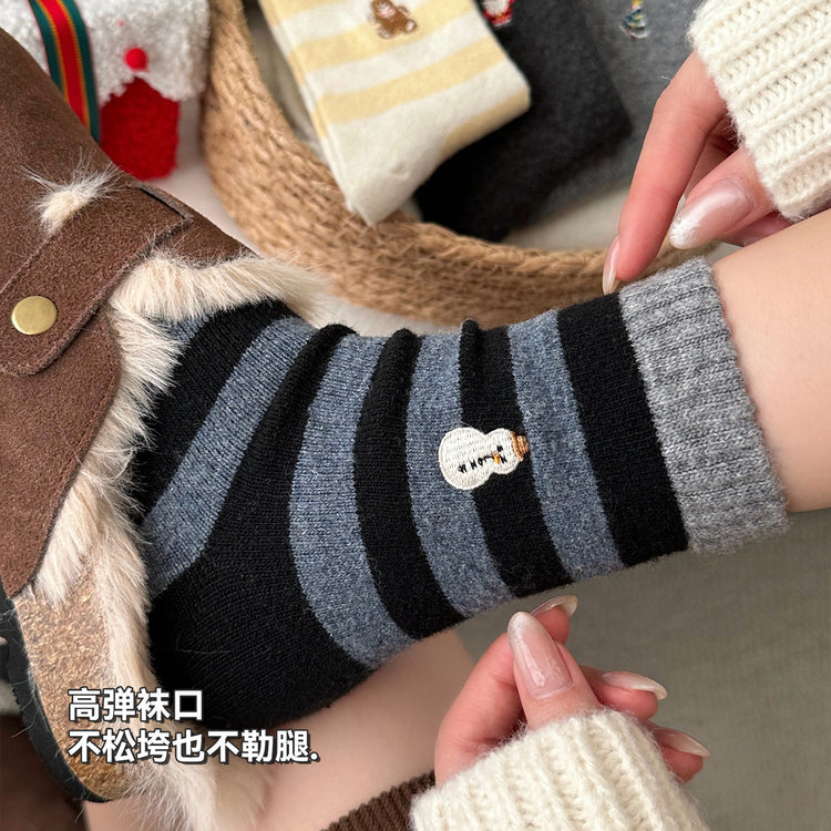 女襪｜襪子女士冬季加厚保暖親膚舒適羊毛襪ins潮卡通刺繡聖誕襪「YM2357」25.12-2