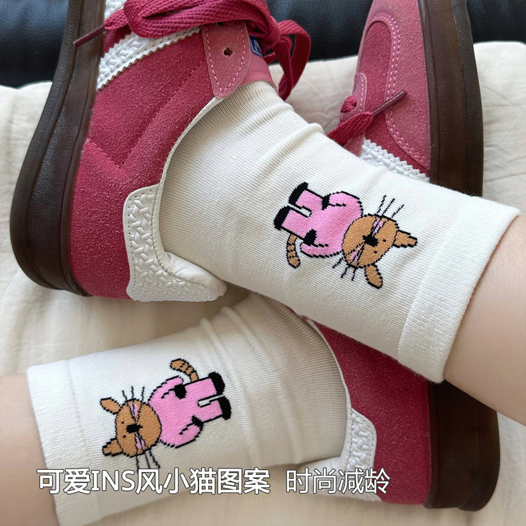 女襪｜襪子女士秋冬日系插畫卡通貓咪中筒襪彈力無骨親膚舒適堆堆襪「WN2511」25.10-1