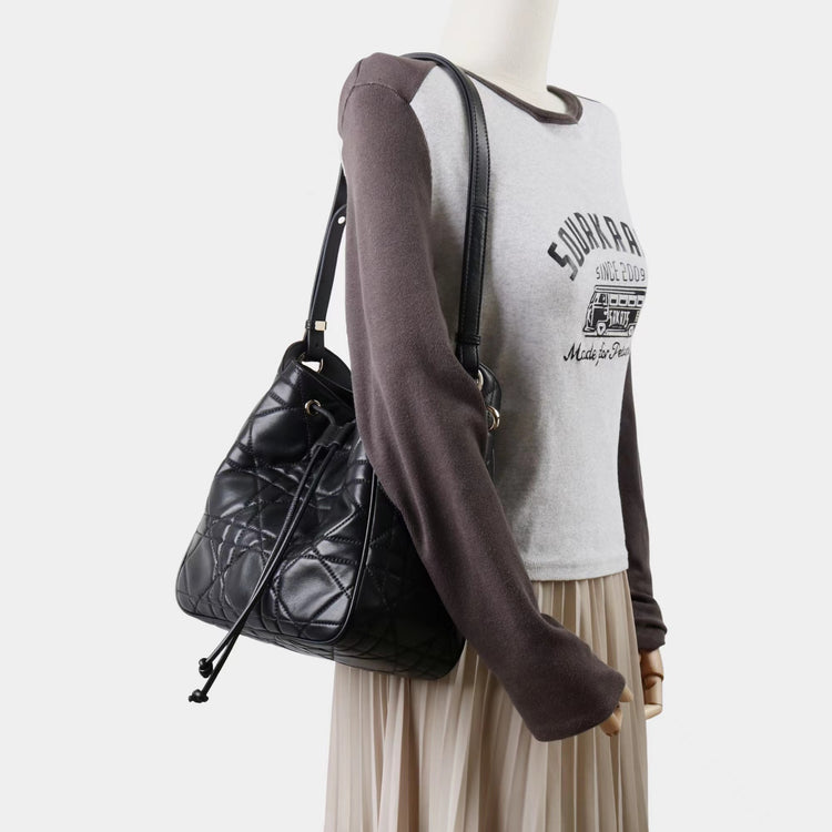 質感真皮｜2025新款羊皮菱格抽繩水桶包大容量腋下包百搭質感單肩斜挎手提包「X8303 D8305」25.08-2