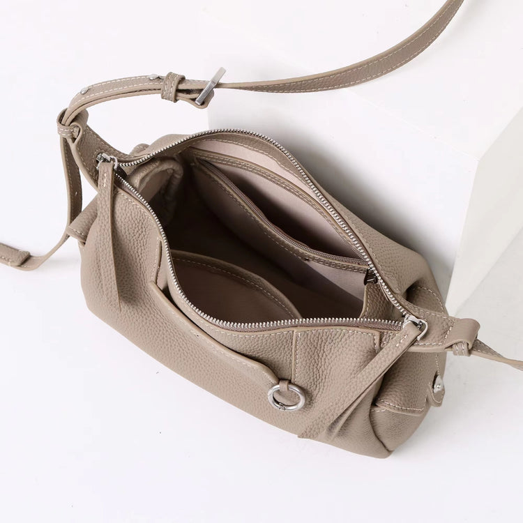 質感真皮｜2025新款輕奢小眾高級感頭層牛皮枕頭相機包輕便簡約通勤百搭單肩包「OS53107」25.11-3