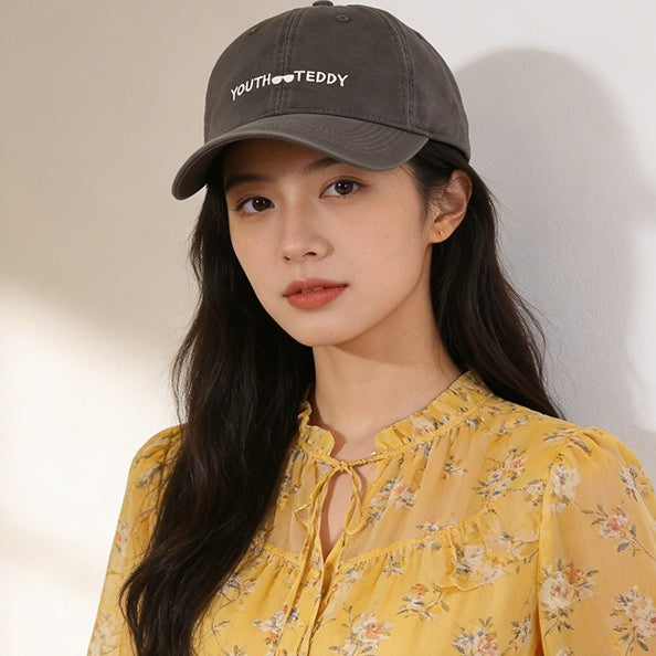 流行帽子｜韓版大頭圍刺繡軟頂帽子女休閒潮牌鴨舌帽情侶街頭顯臉小鴨舌帽男「C5901」25.12-2