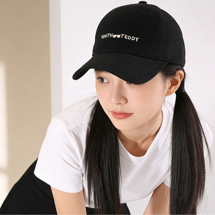 流行帽子｜韓版大頭圍刺繡軟頂帽子女休閒潮牌鴨舌帽情侶街頭顯臉小鴨舌帽男「C5901」25.12-2