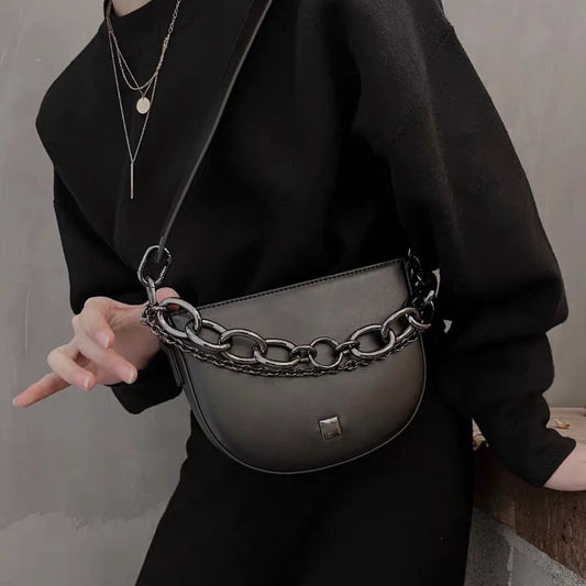 日韓流行 | 半圓馬鞍包包女2022新款時尚潮酷黑色鏈條包ins 小眾高級感斜挎包「9062#」22.10-2